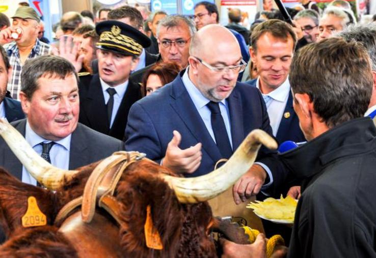 Lors de sa visite, le ministre de l’Agriculture s’est dit impressionné par la qualité des animaux présents sur le salon.