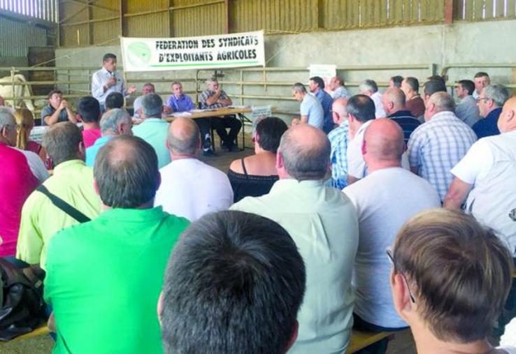 Xavier Beulin et Jean-Pierre Fleury devant les éleveurs de Vendée, à Saint-Martin-des-Noyers, le 24 août dernier.