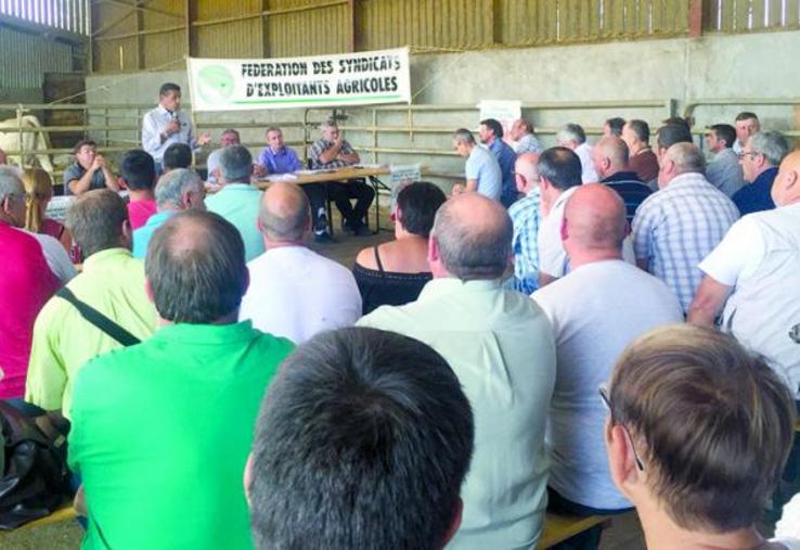 Xavier Beulin et Jean-Pierre Fleury devant les éleveurs de Vendée, à Saint-Martin-des-Noyers, le 24 août dernier.