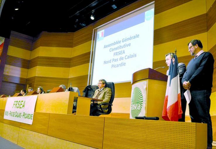 Laurent Degenne (au pupitre à gauche) et Laurent Verhaeghe ont respectivement été élus secrétaire général et président 
de la nouvelle FRSEA dont le projet politique se décline autour de 3 grands axes majeurs : la performance économique 
des secteurs agricoles et agroalimentaires, leur durabilité ainsi que l’évolution des métiers.