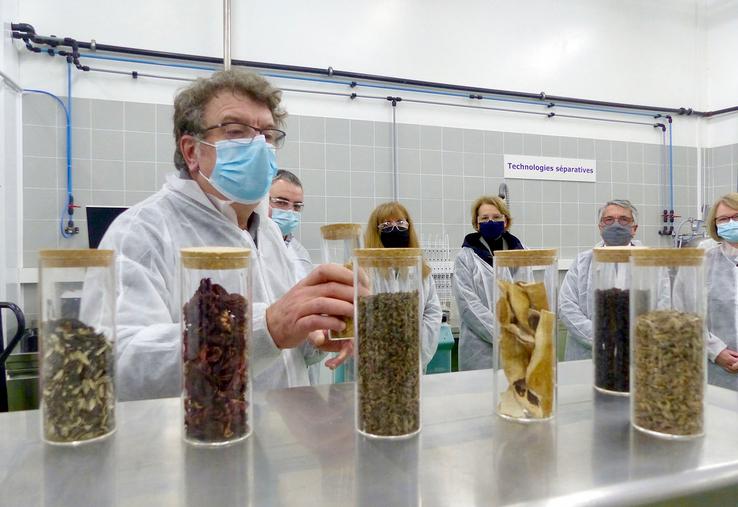 Philippe De Braeckelaer, directeur d’Extractis, et Christophe Buisset, son président, présentaient leur activité aux élus locaux, le 12 janvier, jour de remise officielle de l’aide France relance. 
