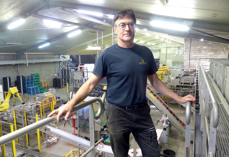 Depuis une dizaine d’année, Éric D’Hoine a largement robotisé le lavage,  tri et conditionnement des pommes de terre. 