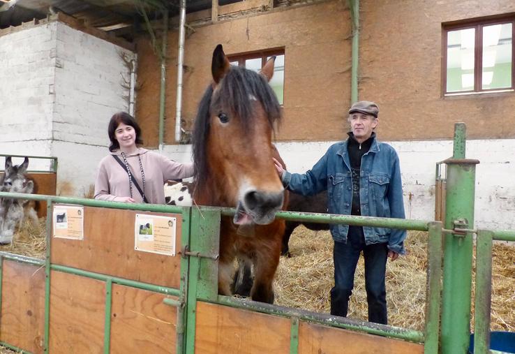 Antoine Graire, épaulé par Maëlys son apprenti, ont deux soucis :  le bien-être de leurs animaux et le plaisir de leurs visiteurs. 