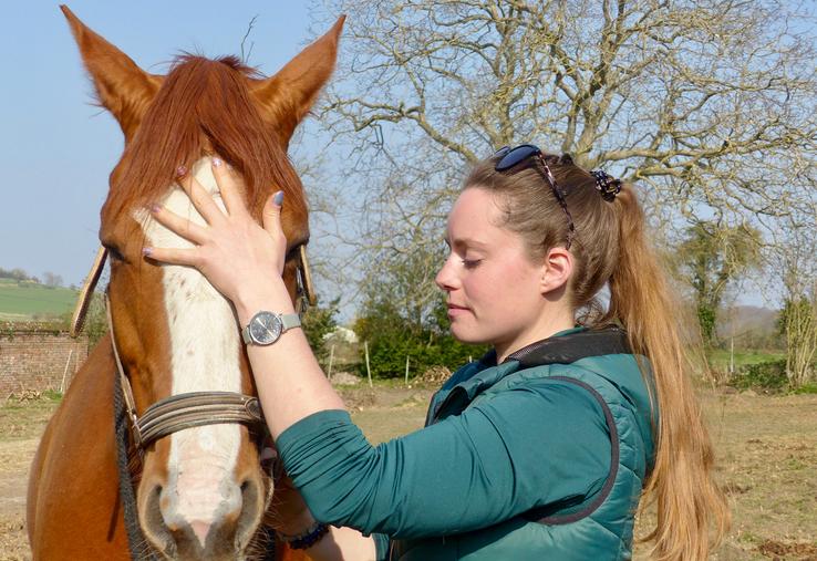 Avec le Shiatsu, Audrey appréhende l’animal d’une manière holistique : globalité : son physique, son mental,  son historique de santé, son mode de vie, son activité, sa nourriture… 