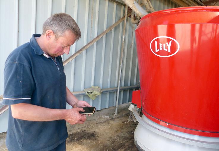 Depuis son Smartphone, Hervé Woimant surveille l’alimentation de ses vaches  à distance. 