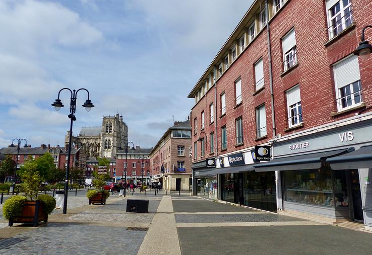 L’architecture d’Abbeville n’aura plus de secret. Dans les années 1950, il y avait urgence à reconstruire la ville détruite à 80 % par les bombardements. 