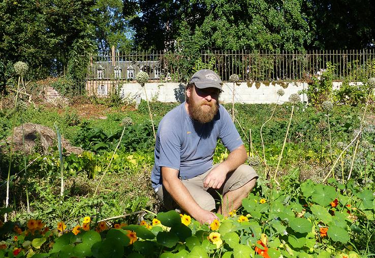 Kévin Chadelaud cultive le jardin du château en permaculture depuis février 2021. 