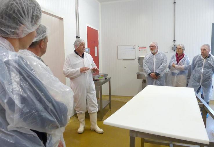 Emmanuel Frémaux faisait visiter l’élevage porcin et l’atelier de transformation aux clients de la plateforme Appro local, ce 21 mai.