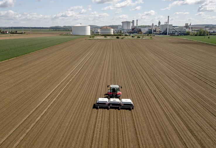 Le robot Ecorobotix en phase de test sur la ferme expérimentale de Tereos  à Chevrières, dans l’Oise.