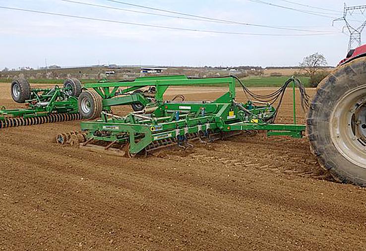 L’objectif de la préparation du sol est d’avoir un sol nivelé, peu motteux, et bien rappuyé pour avoir un bon contrôle de la profondeur de semis,  et faciliter les potentiels désherbages mécaniques. 