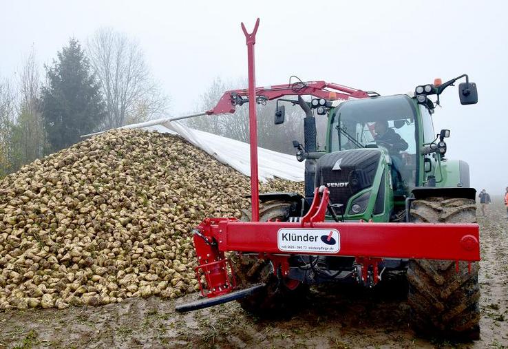 En moins d’une minute, le silo de betteraves est bâché mécaniquement.
