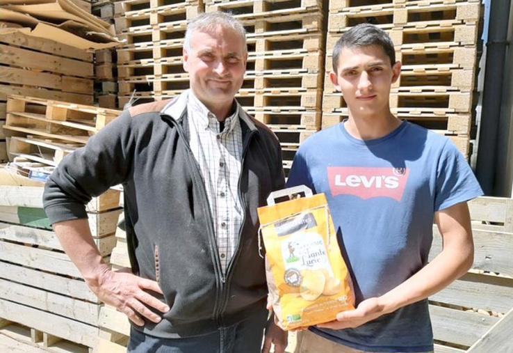 Laurent Vindevogel et l’un de ses fils, Louis participent à leur manière à l’aide aux personnes en précarité en leur offrant des pommes de terre de leur exploitation.