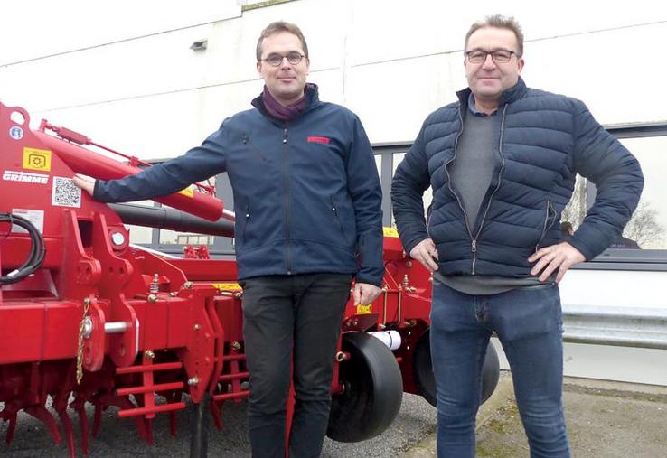 Arnaud Dupuy (à d.) a notamment choisi d’acheter une fraise Grimme, car il bénéficie du service 
après-vente de son concessionnaire Agri Santerre et des conseils de Jean-Baptiste Chombart (à g.).