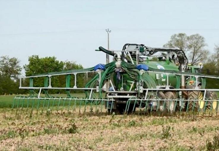 Pour éviter les pertes qui peuvent être très importantes, il faut incorporer les lisiers et fumiers de volailles dans 
les 2-3 heures qui suivent l’épandage.