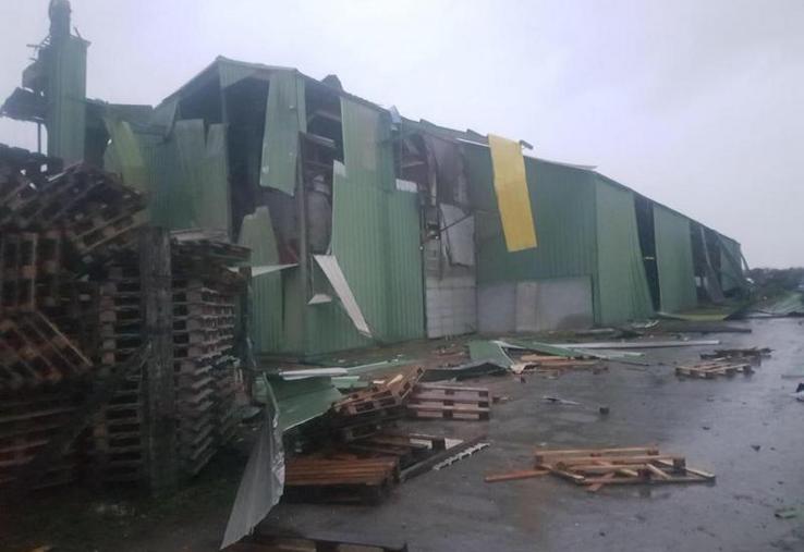 Cet entrepôt de stockage de palettes au nord d'Amiens a été balayé par la tempête qui a soufflé sur la région, lundi après-midi.
