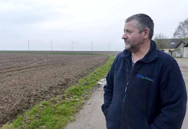 Yann Joly espère que le Tribunal de grande instance de Paris reconnaîtra le «trouble anormal de voisinage» causé par  les éoliennes. Il pourrait ainsi réclamer une indemnisation financière des pertes liées à l’arrêt de son élevage laitier. 