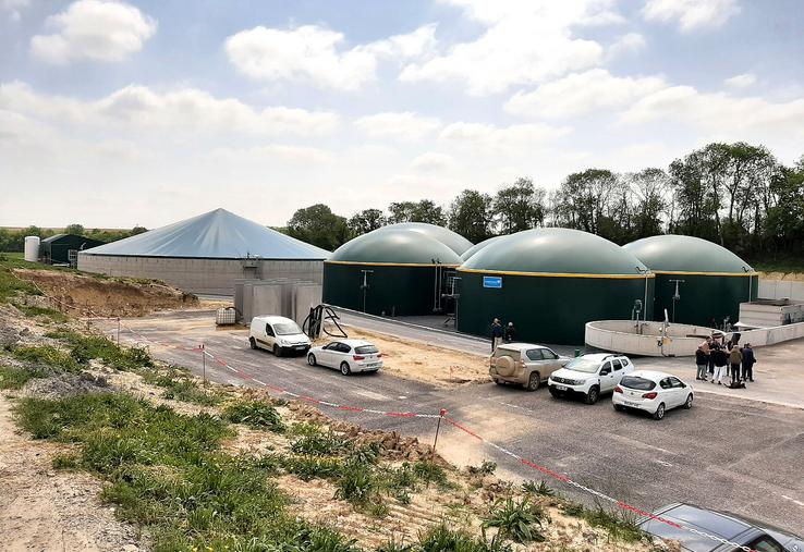 Les quatre digesteurs sont capables d’ingurgiter près de 100 tonnes de matières organiques par jour. 
