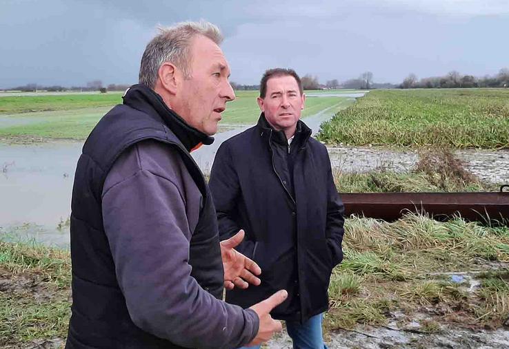 Auprès d’Emmanuel Noiret, représentant le Département de la Somme et agriculteur, Christophe Bourgois témoigne  d’un avenir sombre pour son exploitation dans un territoire régulièrement touché par les inondations. 