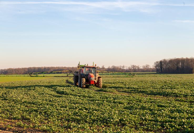 L’objectif de réduction de 50 % de l’utilisation des pesticides à l’horizon 2030 est repris avec une période de référence élargie. Un second objectif de réduction de 65 % de l’utilisation des pesticides les plus dangereux pourrait être ajouté. 