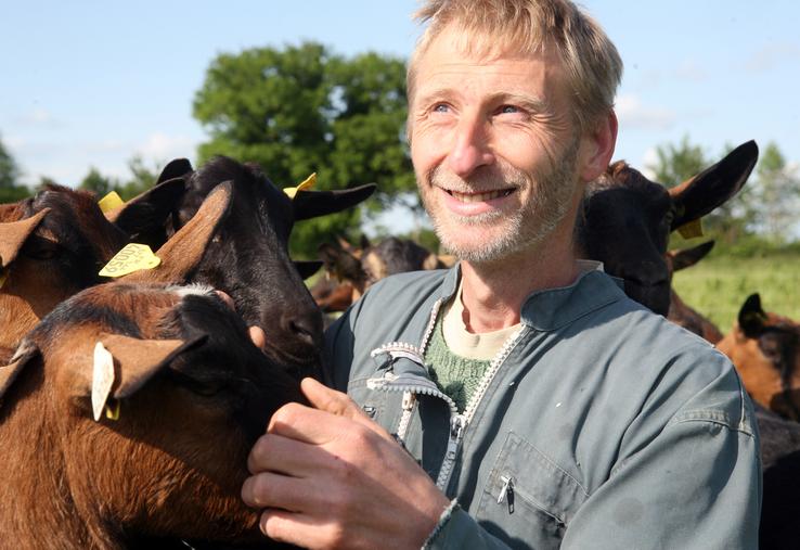 Christophe Favard : «Je me suis vite rendu compte qu’il n’était pas cohérent de produire des céréales, de les vendre et,  en parallèle, d’acheter des aliments à l’extérieur pour mes chèvres. J’ai donc décidé de consacrer plus de surfaces aux prairies et de remplacer l’orge produite et vendue par du méteil.»