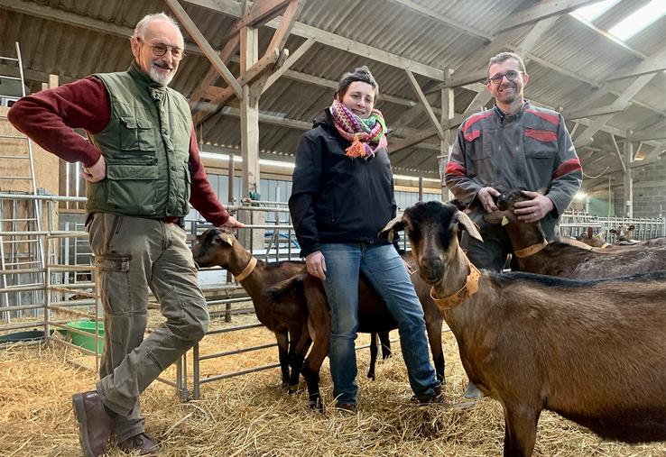 Manuela Cadix et Olivier Forestier (à dr.) ont créé leur Chèvrerie des Farfadets à Belleuse, en reprenant l’exploitation  de polyculture-élevage de bovins allaitants d’Étienne Thouret (à g.). Un projet qu’il a su accepter pour voir sa ferme perdurer. 