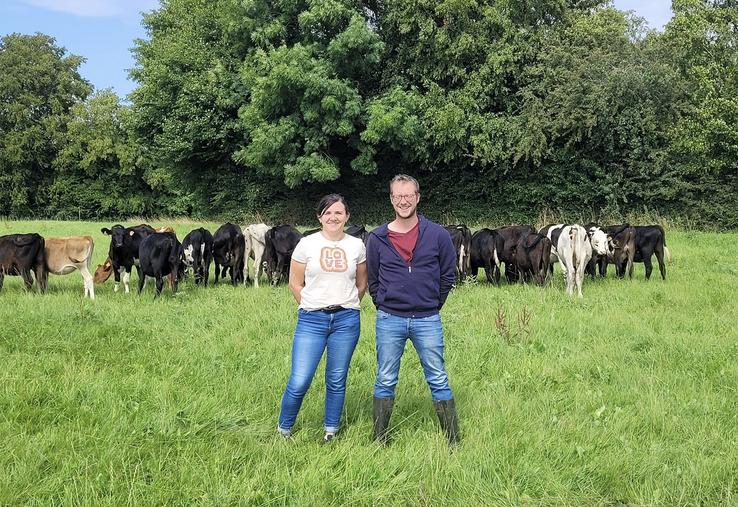Il s’est équipé de tétines adaptées  qu’il a pu fixer autour de bidons.
