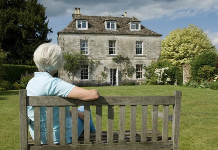 Vendre en viager permet de maintenir un niveau de vie pour le vendeur et permettre d’anticiper la transmission de son capital. 