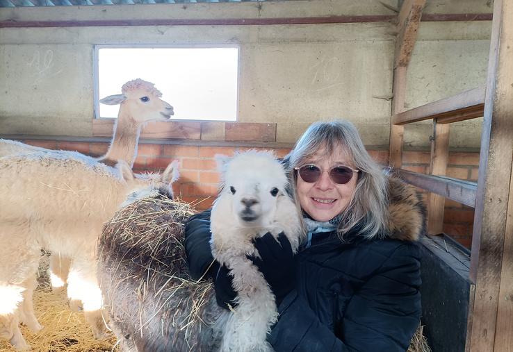 Tous les animaux de l’exploitation portent un prénom. Ici, Miracle au côté d’Évelyne Dubaele.