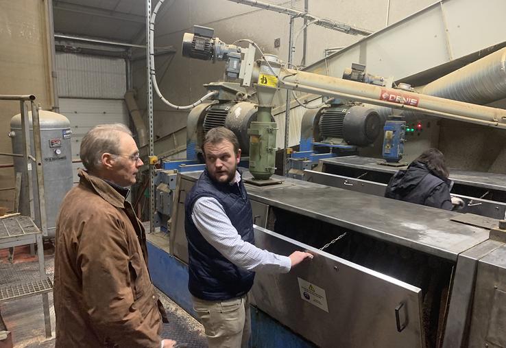 Xavier Jessenne (à g .) fait partie des agriculteurs historiques qui cherchaient à valoriser davantage leur colza.  Aujourd’hui, le groupe Daudruy est entré au capital et a élargie la gamme des huiles tracées, avec le bio, le tournesol et le lin. Damien Vanhersecke (à dr.) est le directeur commercial. 
