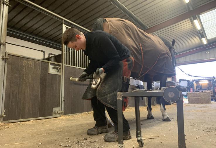Adeline Dargent avoue «avoir pleuré au moins vingt fois, de douleur et de fatigue», mais plus elle pratique, plus elle s’épanouit en tant que maréchal-ferrant.