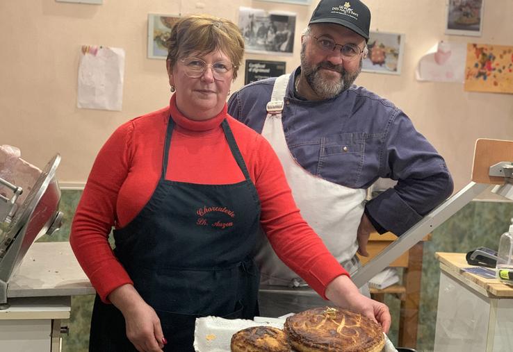 La galette charcutière garnie d’une fève cochon, dorée à l'or fin, de Corinne et Philippe Auzou est en vente jusqu’au 31 janvier. 