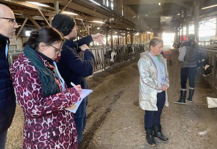 Joseph Petit, éleveur laitier à Ochencourt, a pu témoigner de son quotidien et de celui de ses salariés. Une petite cinquantaine de professionnels de l’emploi ont visité six fermes du Vimeu. 