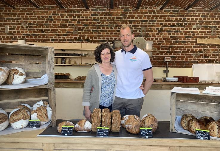 Le circuit court prend tout son sens à la Ferme des 3 terres. Dorothée sème, récolte et transforme le blé en farine, puis Tom en fait du pain au levain. 