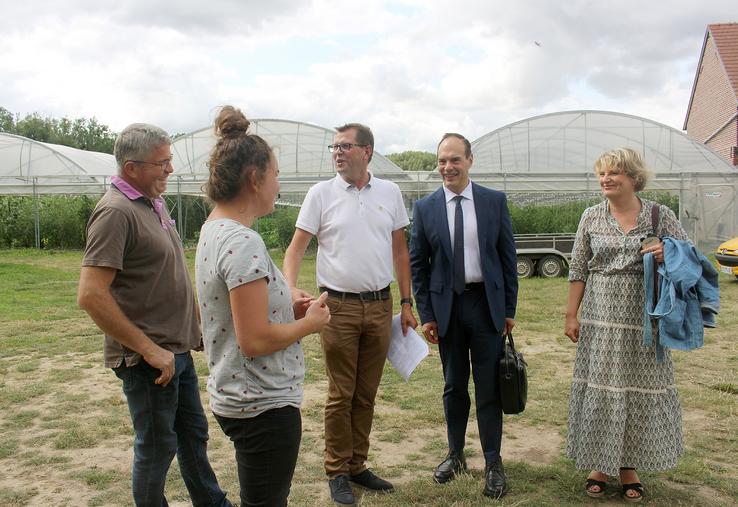 Christian Rollet, le père de Camille, Camille Rollet, Sébastien Nancel, maire de Lagny et président du Pays des sources  et vallées, Jean-Michel Poirson, directeur adjoint de la Draaf HDF, et Marie-Sophie Lesne, vice-présidente du Conseil régional.