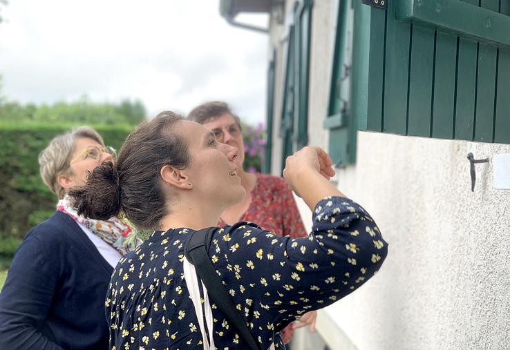 Vicky Louis (Picardie Nature) et Maryse Magniez (chambre d’agriculture) constatent la présence  de chauves-souris chez Hélène Cotté. Les chauves-souris ont choisi d’autres volets ce jour-là. 
