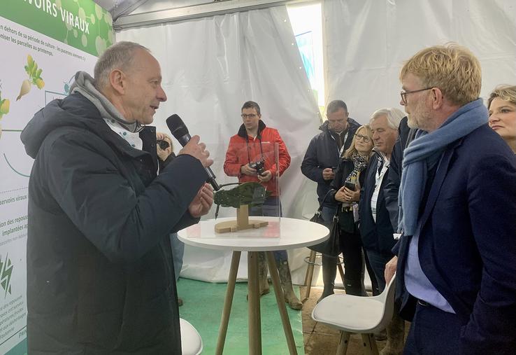 Marc Fesneau a pu prendre connaissance du PNRI engagé depuis 2020. Ici, Jean-Christophe Simon, chef du projet à l’Inrae, détaille la gestion des réservoirs viraux. 