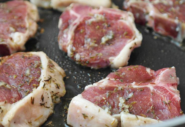 Les gros gigots d’agneaux ne seront peut-être pas de la partie à Pâques, pour cause de confinement, mais les plus petites pièces ont la cote. 