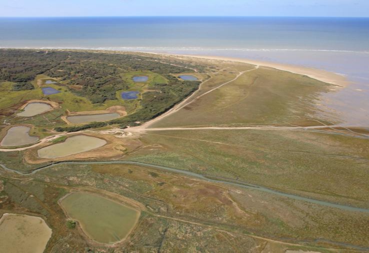 Le territoire géré par l’ACDPM  de la baie  d’Authie sud s’étend sur  450 hectares,  de la Pointe  de Routhiauville  au Pont-à-Cailloux. 