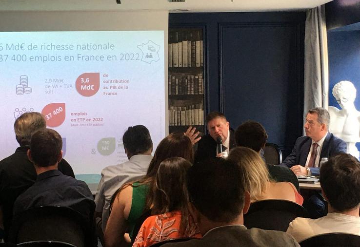 Les 963 000 chasseurs détenteurs du permis dépensent annuellement, en moyenne, 3 260 € par personne. 