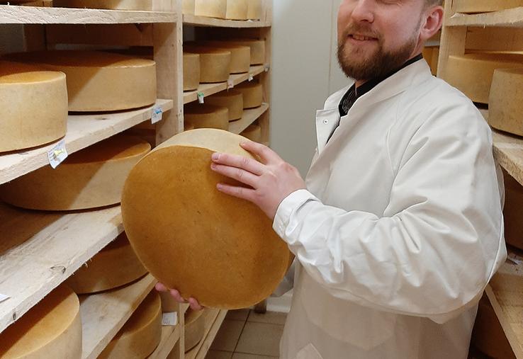 Grégoire Leleu dans la cave où son fromage Le Saint-Fuscien attend un minimum de cinq mois pour être affiné sur des planches d’épicéa non rabotées. 