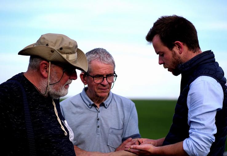 Philippe Fruitier, Hervé Payen au côté de Théo Sergheraert, ingénieur agronome au sein de la société Greensol pour une explication sur la vie du sol. 