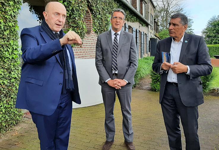 Stéphane Haussoulier, Yannick Moreau et Louis Thébault lors de leur rencontre  au Cap Hornu pour évoquer la manière de travailler ensemble dans l’intérêt  de territoires remarquables. 