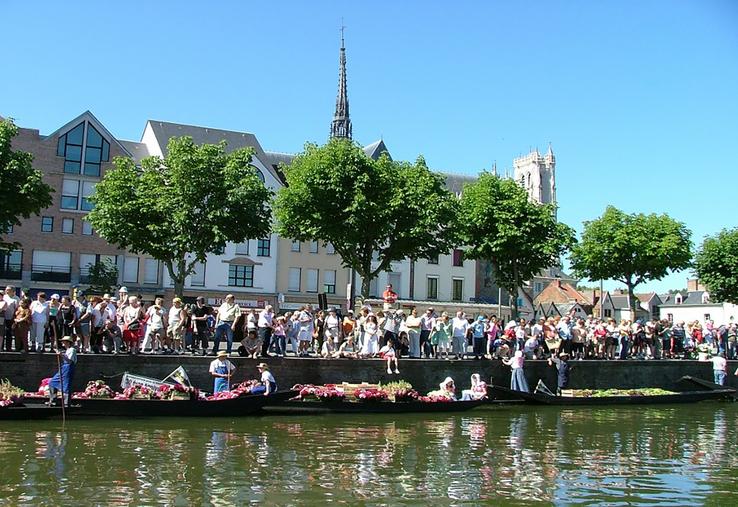 Une fois par an, le marché sur l’eau d’Amiens fait revivre la tradition maraîchère du XIXe siècle. La prochaine descente  en barques à cornet, en tenue traditionnelle, est prévue le 18 juin. 