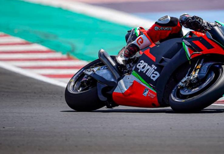 moto Aprilia et Case IH