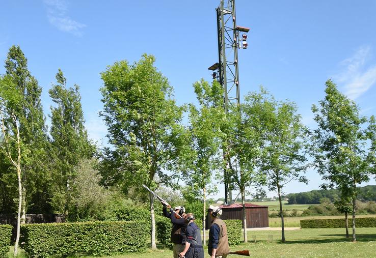 Parmi les particularités du terrain de tir, la tour permettant de s'entraîner  sur des plateaux de haut-vol, jusqu'à 42 mètres de haut.