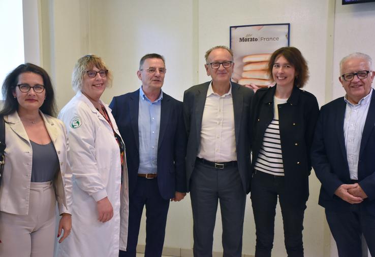 Le groupe italien Morato, acteur agro-alimentaire incontournable de la boulangerie industrielle, a officialisé l’acquisition du site Harry’s situé à Gauchy, près de Saint-Quentin le 16 mai en présence de Corinne Minot, sous-préfèt de Saint-Quentin, Angélique Daumain, responsable ressources humaines Morato Gauchy, Jean-Marc Weber, maire de Gauchy, Stefano Maza, PDG du groupe Morato, Frédérique Macarez, maire de Saint-Quentin et présidente de l'agglo du Saint-Quentinois, et Jean-Michel Bertonnet, vice-préside