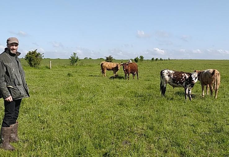 Sébastien Hincelin sur sa plateforme d’engraissement à Rocourt-Saint-Martin (02). 