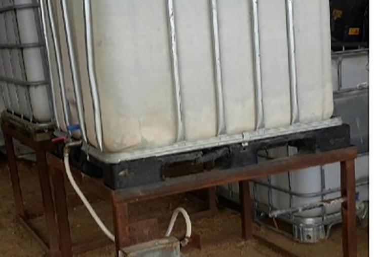 Fixée sur un socle en fer pouvant être manipulé au téléscopique afin d'abreuver  les bêtes en pâture, la réserve alimente un abreuvoir individuel. 