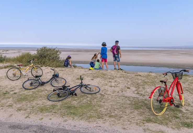 180 000 visiteurs en 2020, 90 000 cyclistes qui ont sillonné les lieux phares en juillet et août 2020, des files d’attente,  des hébergements saturés, une nature dérangée…Telle est la réalité de la très touristique Baie de Somme. 