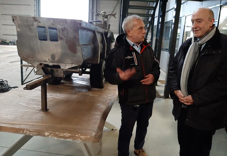 Emmanuel Carpentier face au président du Conseil départemental de la Somme, Stéphane Haussoulier, présentant  une représentation du savoir-faire de Dangreville. 